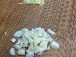 大蒜和生姜切成小粒