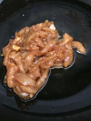 炒锅里放入适量的油烧热后，把肉放入锅中炒到肉变色