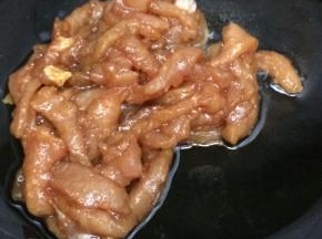 炒锅里放入适量的油烧热后，把肉放入锅中炒到肉变色