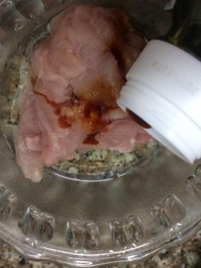 在加入生抽搅拌均匀，腌制5分钟