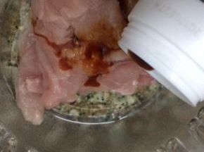 在加入生抽搅拌均匀，腌制5分钟