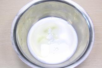 把牛奶，油，糖粉搅拌均匀，