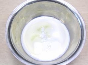 把牛奶，油，糖粉搅拌均匀，