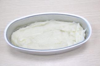 蒸熟的面糊用刮刀搅拌至顺滑。待凉冷藏1小时候再包馅料