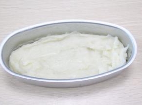 蒸熟的面糊用刮刀搅拌至顺滑。待凉冷藏1小时候再包馅料