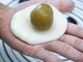 这时可以用冰皮把馅包起来
