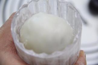 把包好的面团放入月饼模，扣下、按压月饼形状取出就可以了。