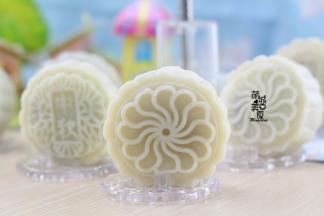 做好的冰皮月饼，冰皮月饼冷藏过后更好吃，保存的话，冷藏三天、冷冻7天