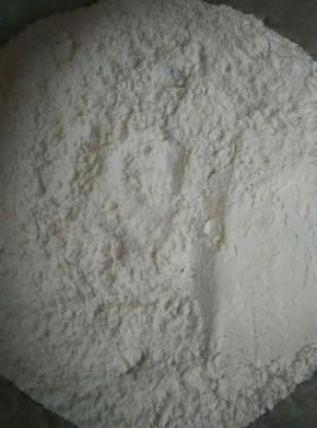 称量好面粉放盆里