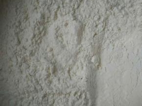 称量好面粉放盆里