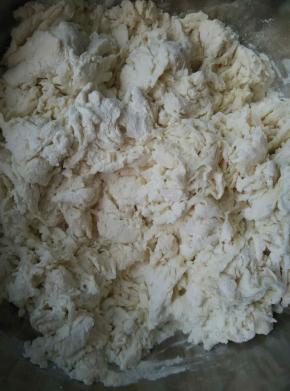 倒入牛奶和酵母的混合液体用筷子搅拌成絮状