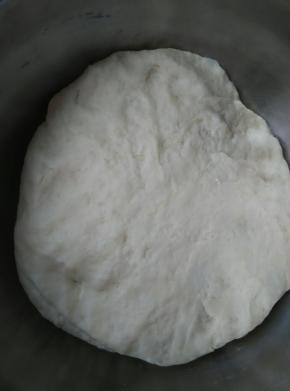 揉成光滑的面团盖保鲜膜进行发酵