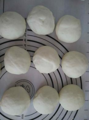 揉圆排气，平均分成九份揉圆