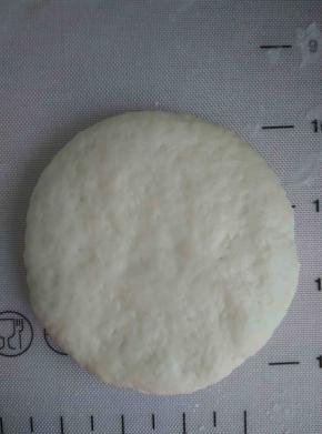 用擀面杖擀成饼