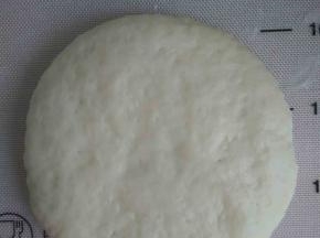 用擀面杖擀成饼