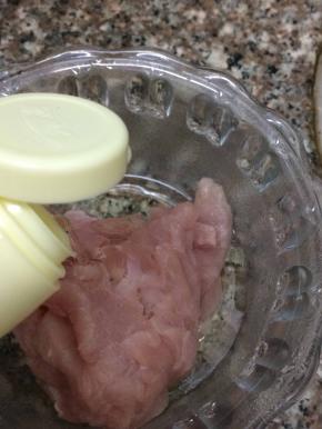 肉放入碗中加入油