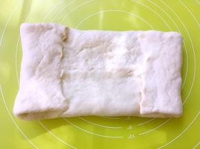 掀起四周的面片，将豆沙包裹起来，捏好收口