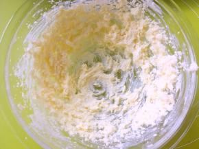 加入砂糖打发均匀