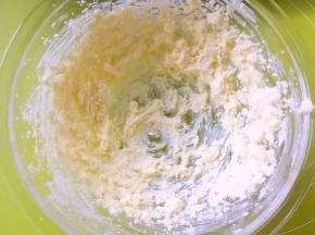 加入砂糖打发均匀