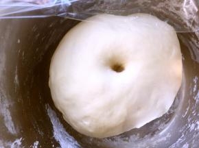 发酵好的面团手指沾点干粉按下去有个圆圆的洞，不回弹即可