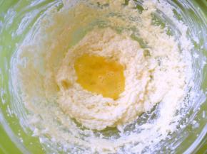鸡蛋打散，分次加入全蛋液，打发均匀