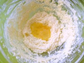 鸡蛋打散，分次加入全蛋液，打发均匀