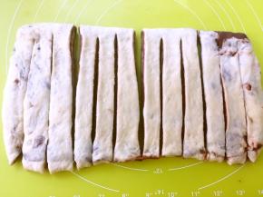 用刀分割成4等份，之后再在每一份上切两刀，分成3份长条