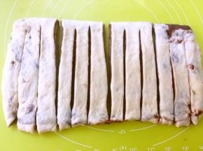 用刀分割成4等份，之后再在每一份上切两刀，分成3份长条