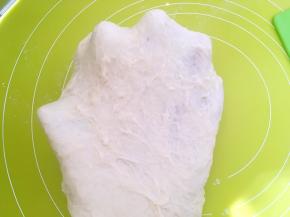 大约推揉15分钟左右，面团起筋，可以撑出厚厚的手套膜