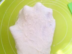 大约推揉15分钟左右，面团起筋，可以撑出厚厚的手套膜