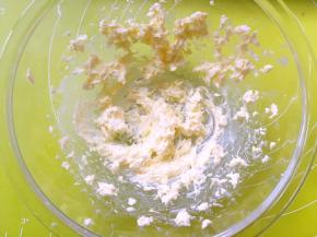 黄油室温软化，用打蛋器稍稍打发一下