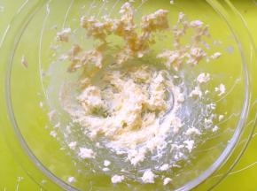 黄油室温软化，用打蛋器稍稍打发一下