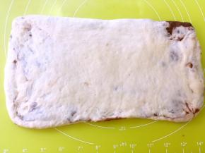 用擀面杖擀成大一点的长方形