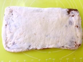 用擀面杖擀成大一点的长方形