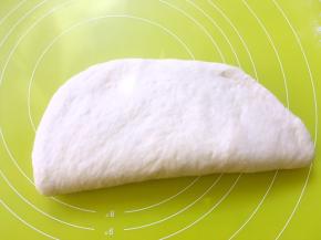 将发酵好的面团取出，按压排气