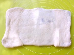 用擀面杖轻轻擀大一些