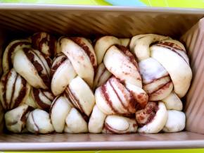 面团发酵至8分满取出，烤箱预热180度，盖吐司盒入烤箱烤35分钟