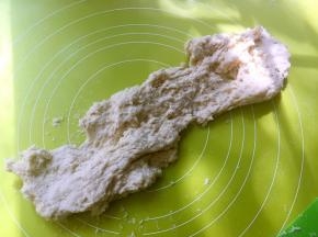 倒在揉面垫上，用手一直向前推揉，如果面团不好推，证明面团水份不够，可以手上沾到水推揉