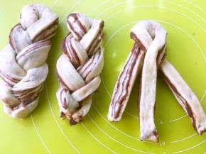 将分割的每一份编成麻花辫，捏好尾部