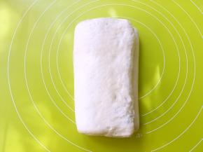 将两侧的面片向中间对折，叠成3折