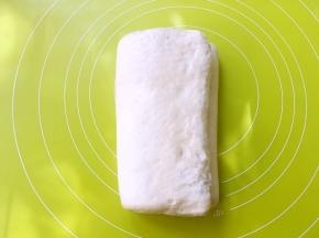 将两侧的面片向中间对折，叠成3折