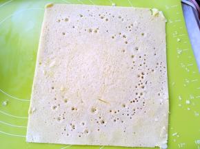 将煎好的面饼取出，裁掉不规则的边缘