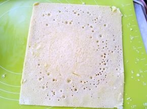 将煎好的面饼取出，裁掉不规则的边缘