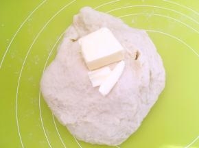加入黄油，继续推揉均匀