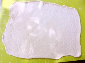 之后用擀面杖擀成长方形