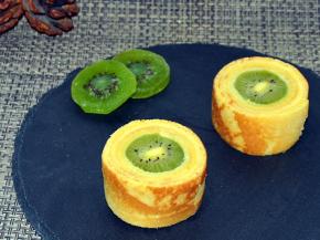 之后对半切开，即可食用，另外一片也是同样方法卷起来