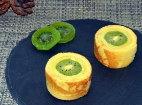 之后对半切开，即可食用，另外一片也是同样方法卷起来