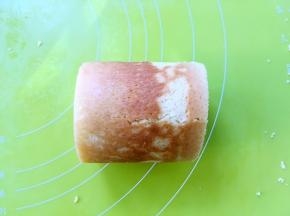 最后再将第三块蛋糕片卷起来，接口处一定要衔接好