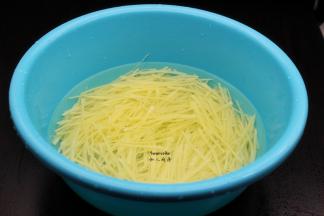 土豆去皮洗净，切丝（越细越长越好，），清水浸泡5分钟 ；PS：刀工不好的，可以用刨子。