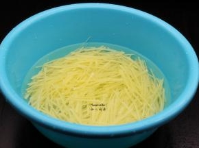 土豆去皮洗净，切丝（越细越长越好，），清水浸泡5分钟 ；PS：刀工不好的，可以用刨子。